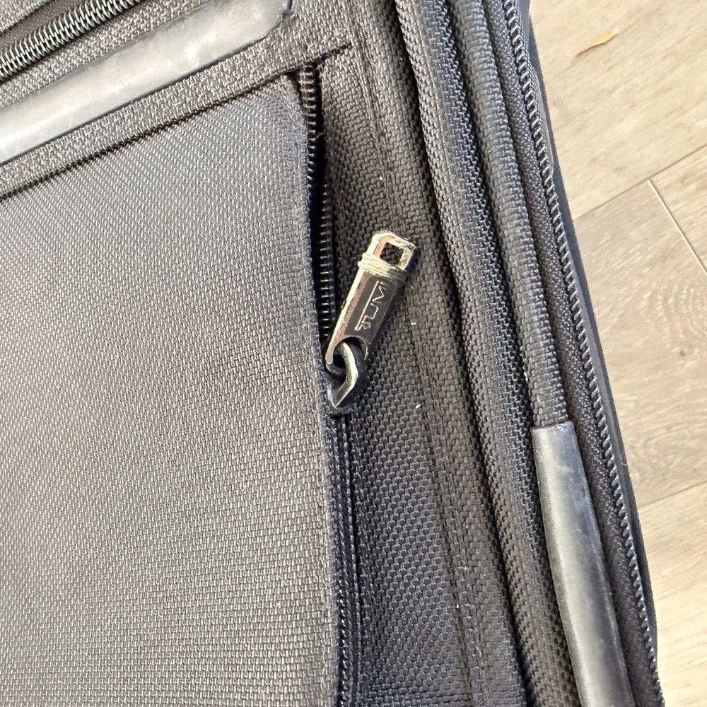Tumi Black ‘Alpha 2’ Continental 4-Wheeled Spinner‎ Large Checkable Suitcase